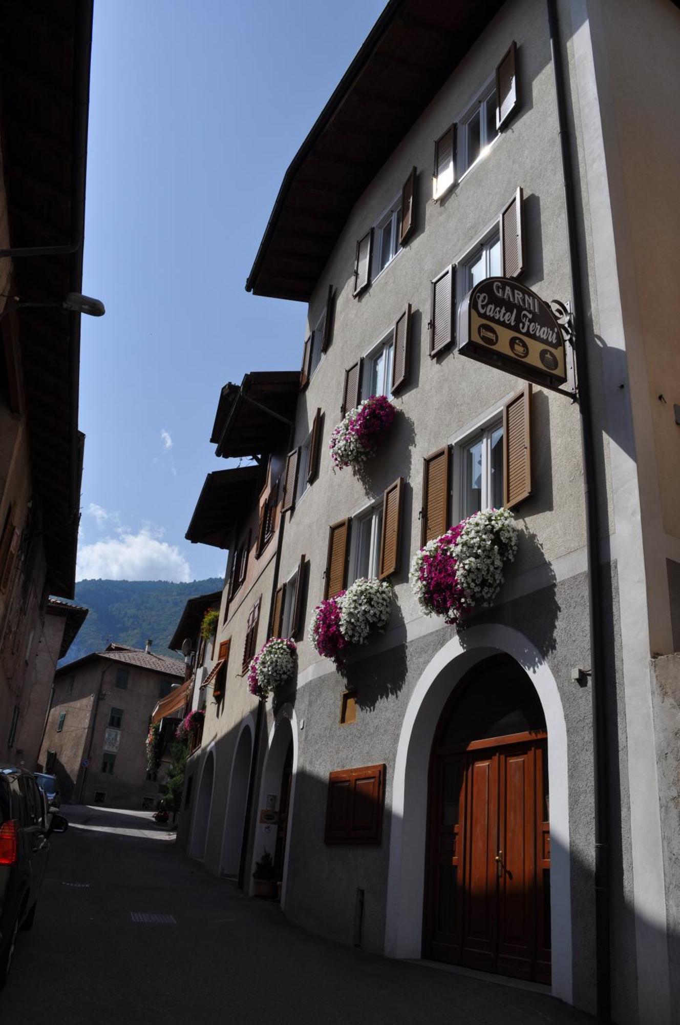Hotel Garni Castel Ferari Tuenno Esterno foto