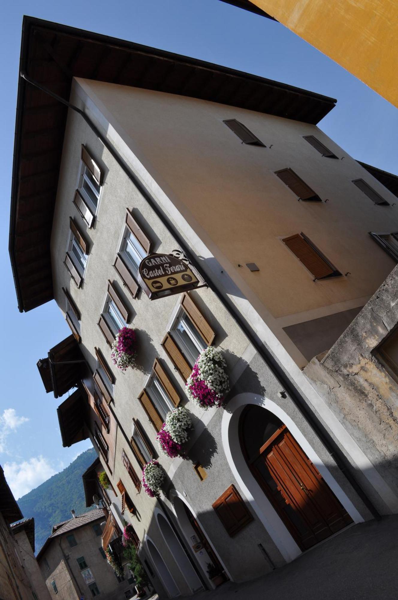 Hotel Garni Castel Ferari Tuenno Esterno foto