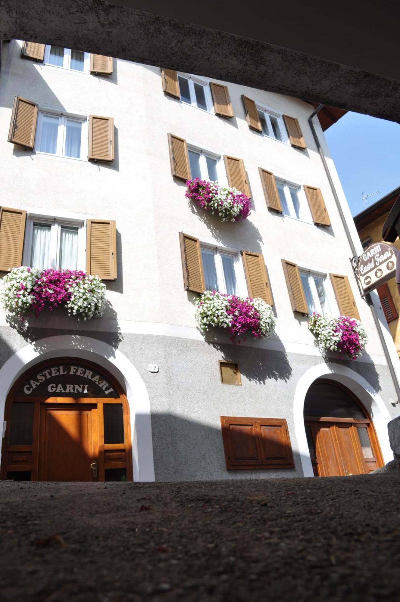 Hotel Garni Castel Ferari Tuenno Esterno foto