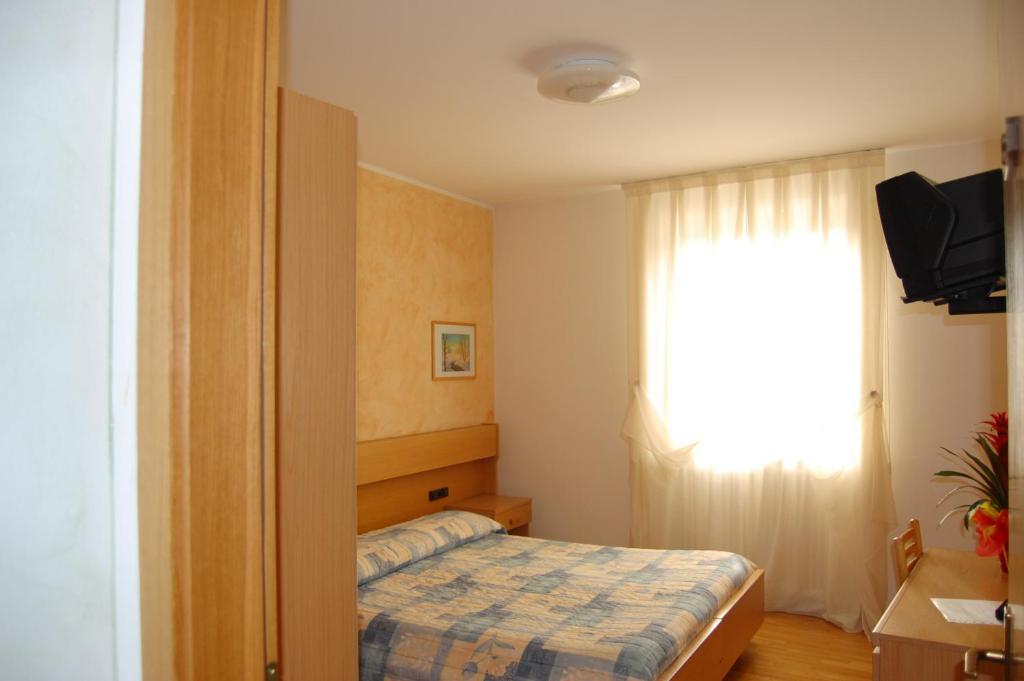 Hotel Garni Castel Ferari Tuenno Esterno foto