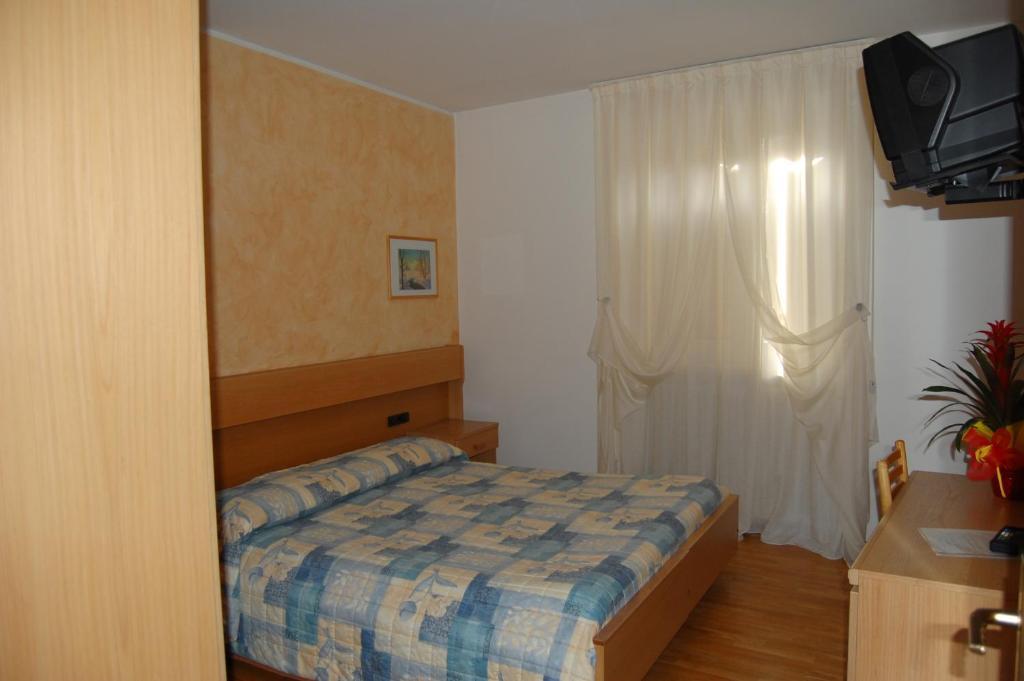 Hotel Garni Castel Ferari Tuenno Esterno foto