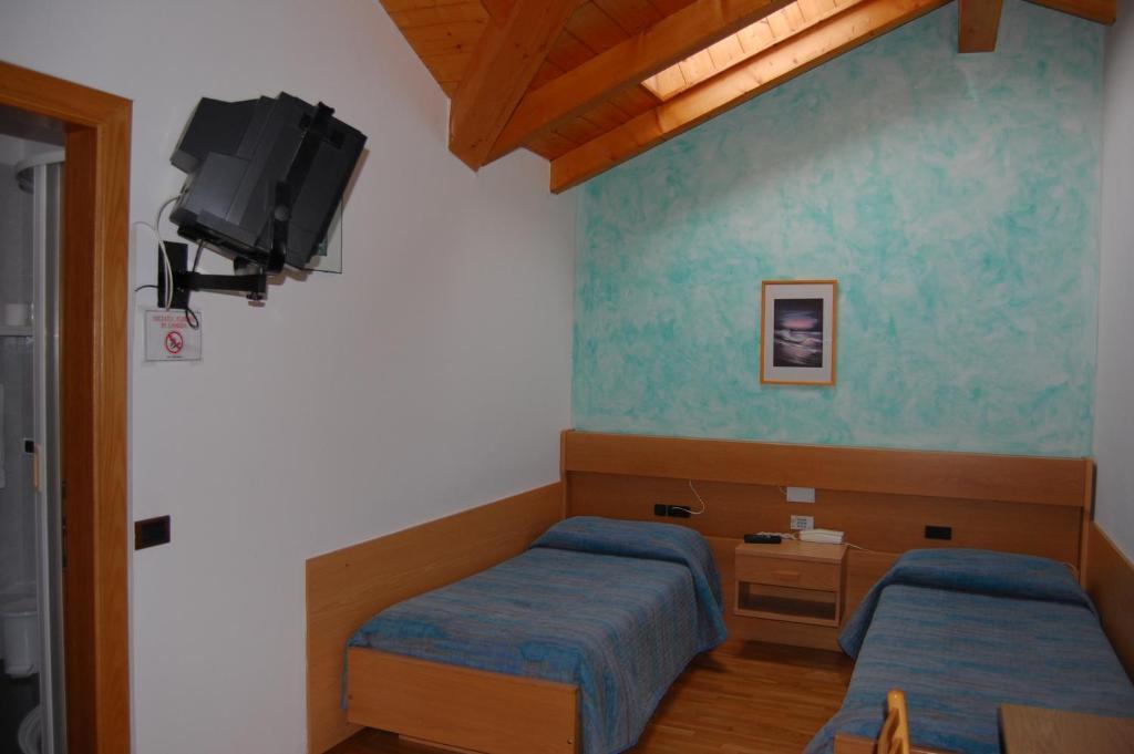 Hotel Garni Castel Ferari Tuenno Esterno foto