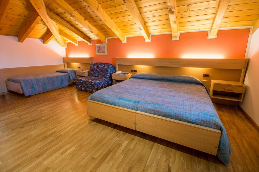 Hotel Garni Castel Ferari Tuenno Esterno foto