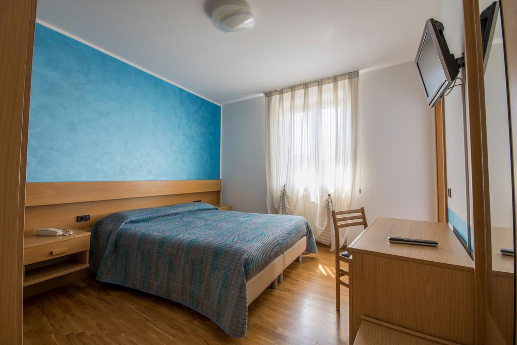 Hotel Garni Castel Ferari Tuenno Esterno foto