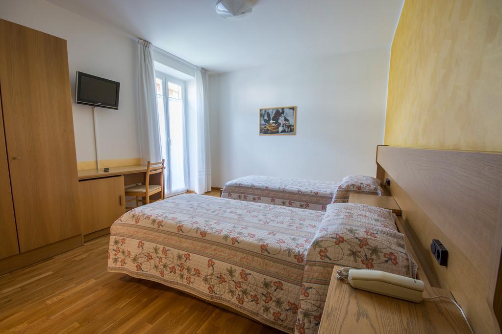 Hotel Garni Castel Ferari Tuenno Esterno foto