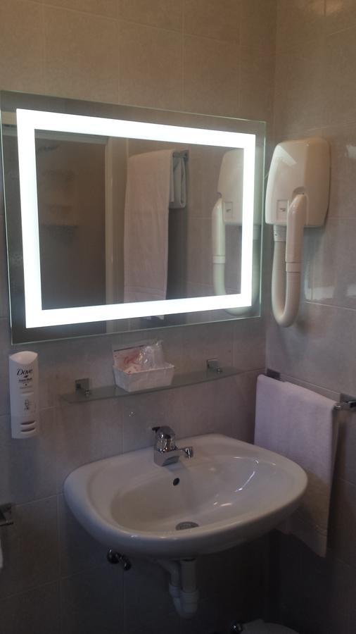 Hotel Garni Castel Ferari Tuenno Esterno foto