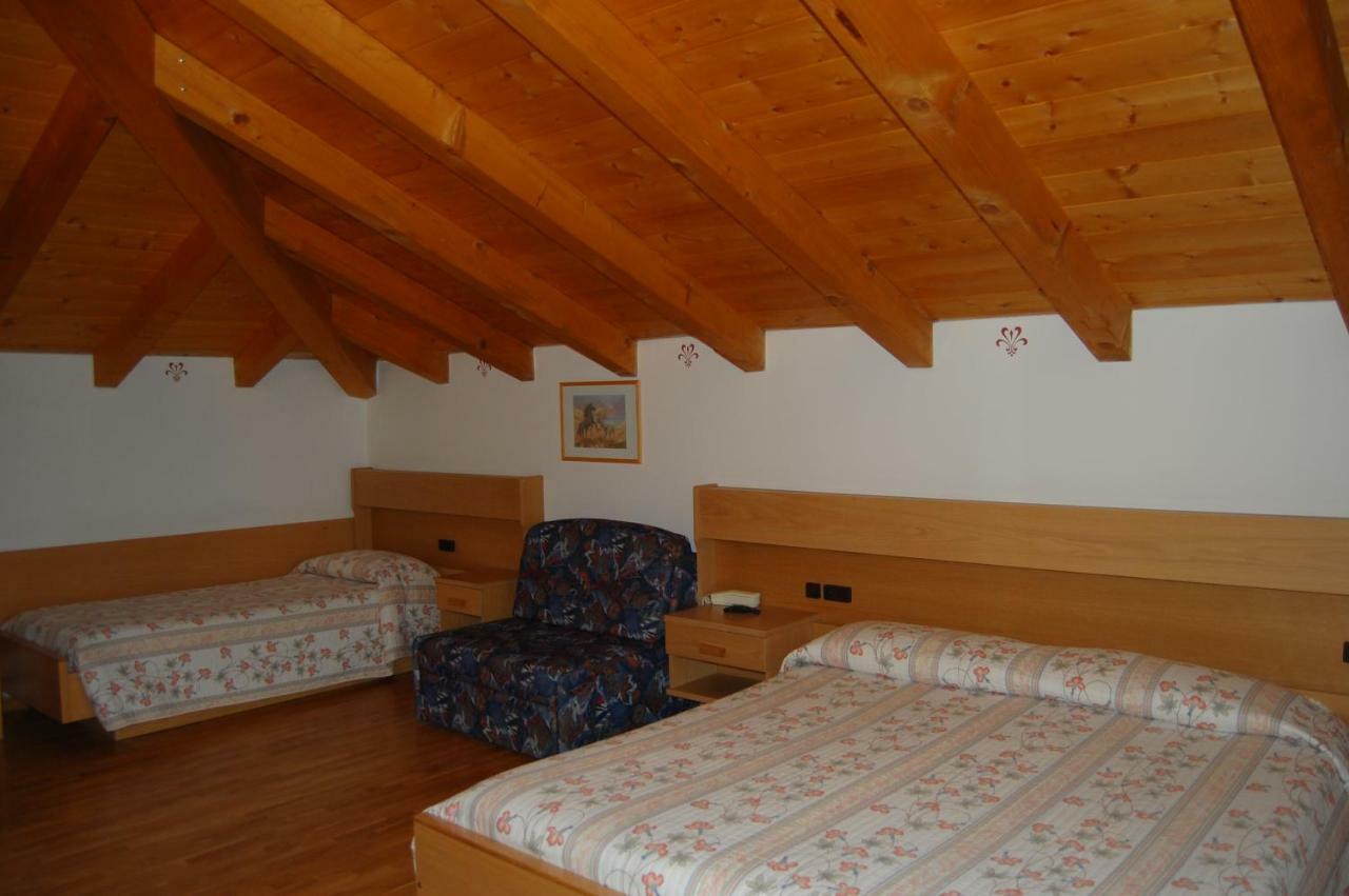 Hotel Garni Castel Ferari Tuenno Esterno foto